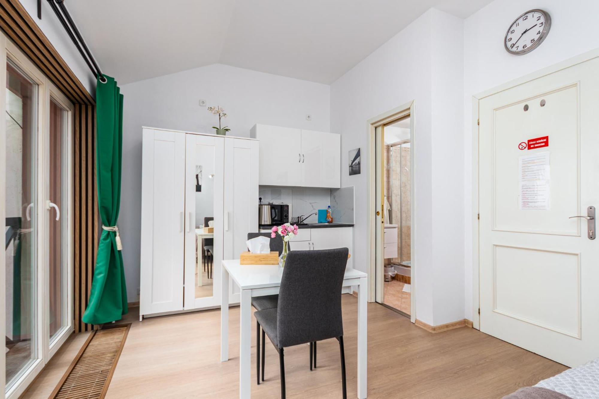 Private Retreat Close To Stations In 3 Gasthof